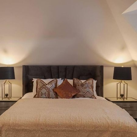 Luxury Penthouse - Castle Views - 2 Bed & Parking Apartment Windsor Bagian luar foto