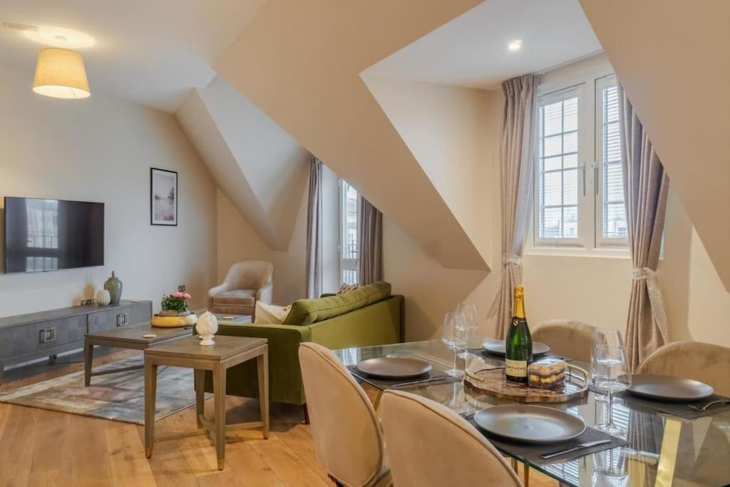 Luxury Penthouse - Castle Views - 2 Bed & Parking Apartment Windsor Bagian luar foto