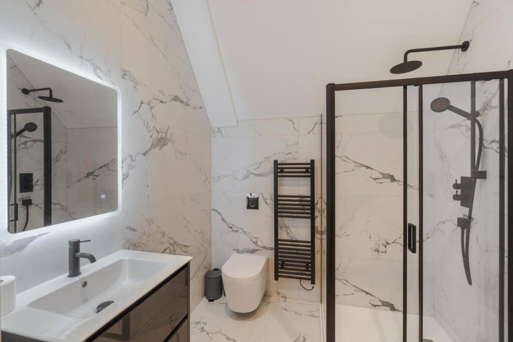 Luxury Penthouse - Castle Views - 2 Bed & Parking Apartment Windsor Bagian luar foto