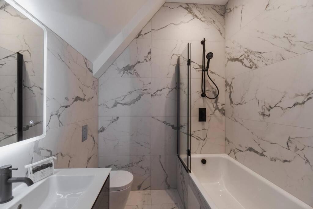 Luxury Penthouse - Castle Views - 2 Bed & Parking Apartment Windsor Bagian luar foto