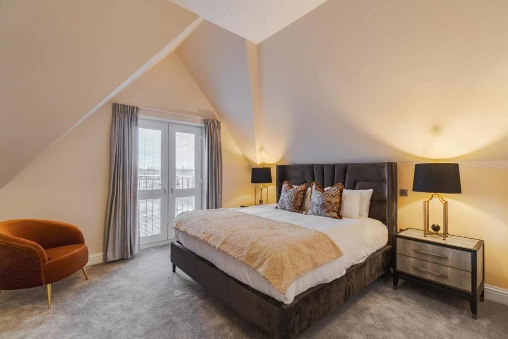 Luxury Penthouse - Castle Views - 2 Bed & Parking Apartment Windsor Bagian luar foto