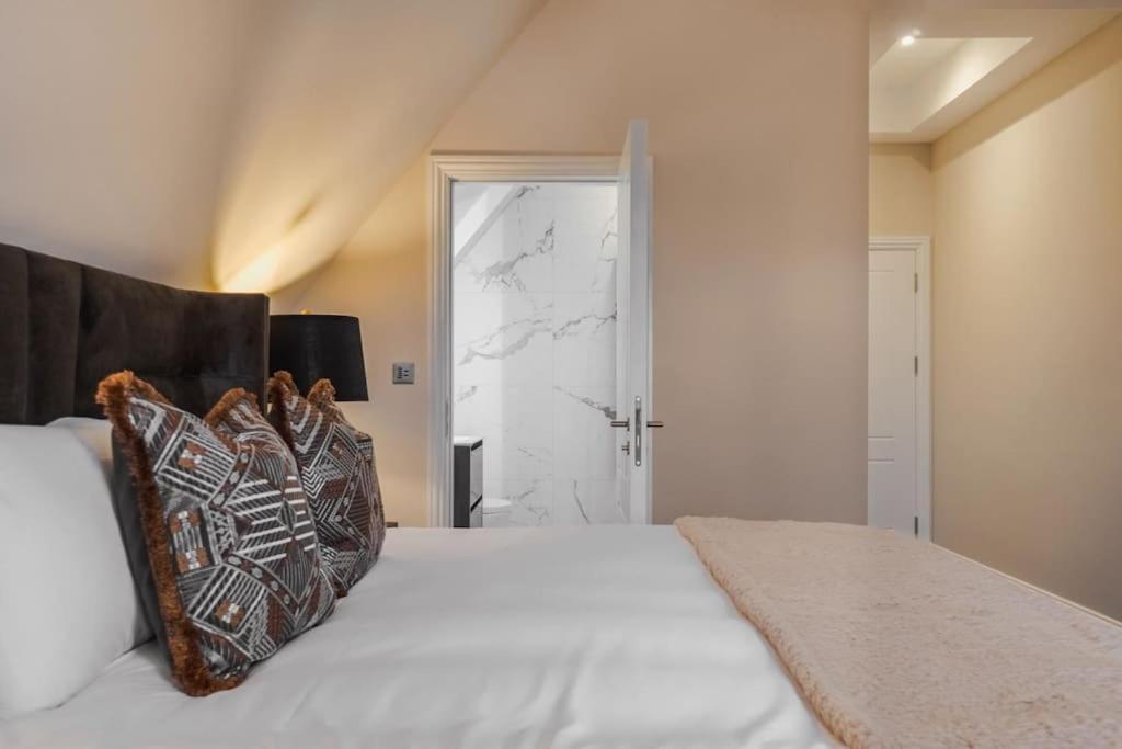 Luxury Penthouse - Castle Views - 2 Bed & Parking Apartment Windsor Bagian luar foto