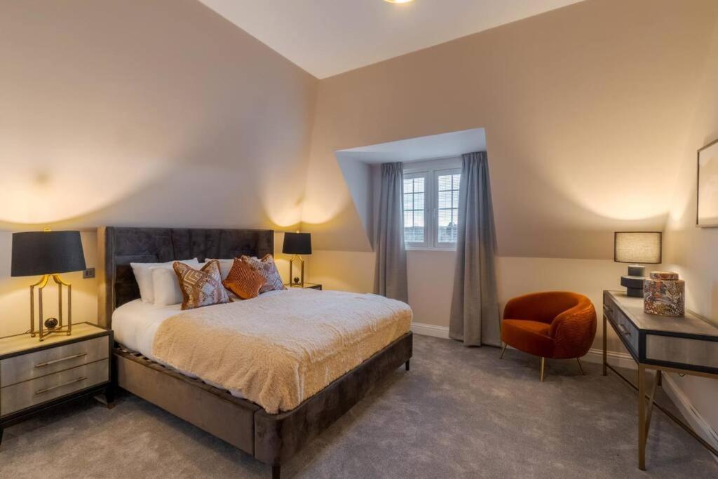 Luxury Penthouse - Castle Views - 2 Bed & Parking Apartment Windsor Bagian luar foto