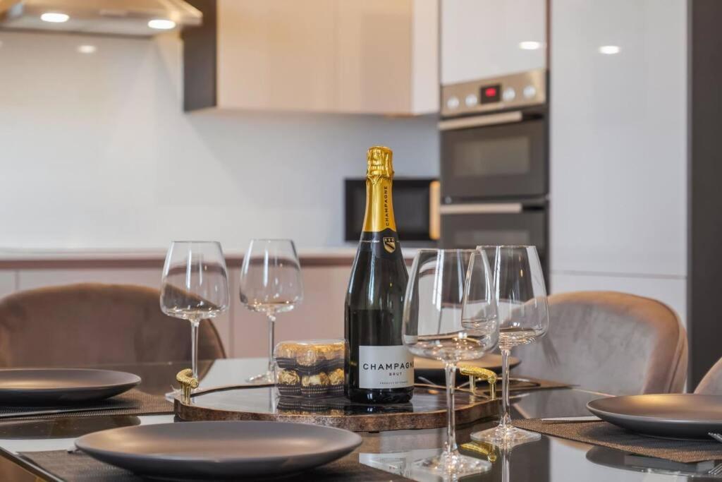 Luxury Penthouse - Castle Views - 2 Bed & Parking Apartment Windsor Bagian luar foto
