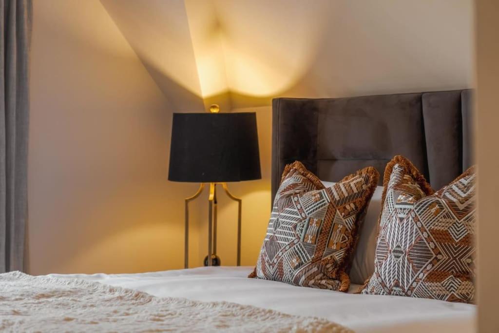 Luxury Penthouse - Castle Views - 2 Bed & Parking Apartment Windsor Bagian luar foto
