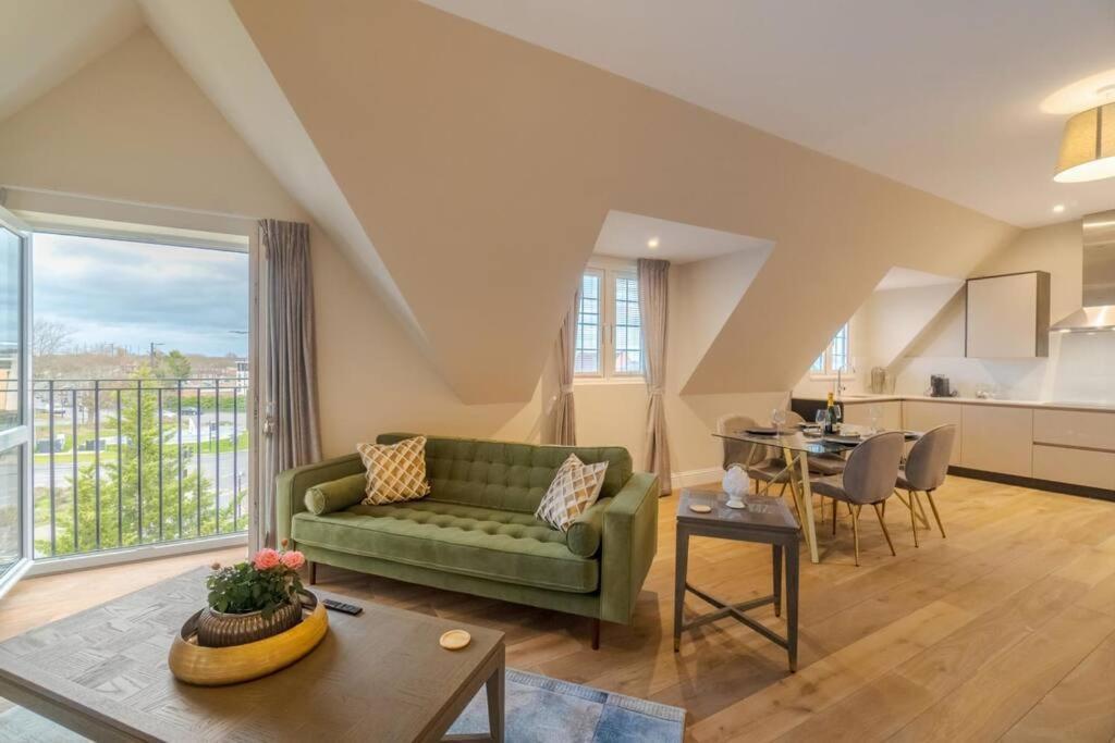 Luxury Penthouse - Castle Views - 2 Bed & Parking Apartment Windsor Bagian luar foto